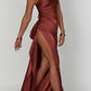 Robe longue fendue en satin drapée à une épaule