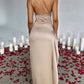 Robe longue fendue en satin drapée à une épaule