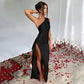 Robe longue fendue en satin drapée à une épaule