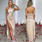 Robe longue fendue en satin drapée à une épaule