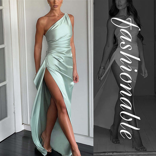 Robe longue fendue en satin drapée à une épaule